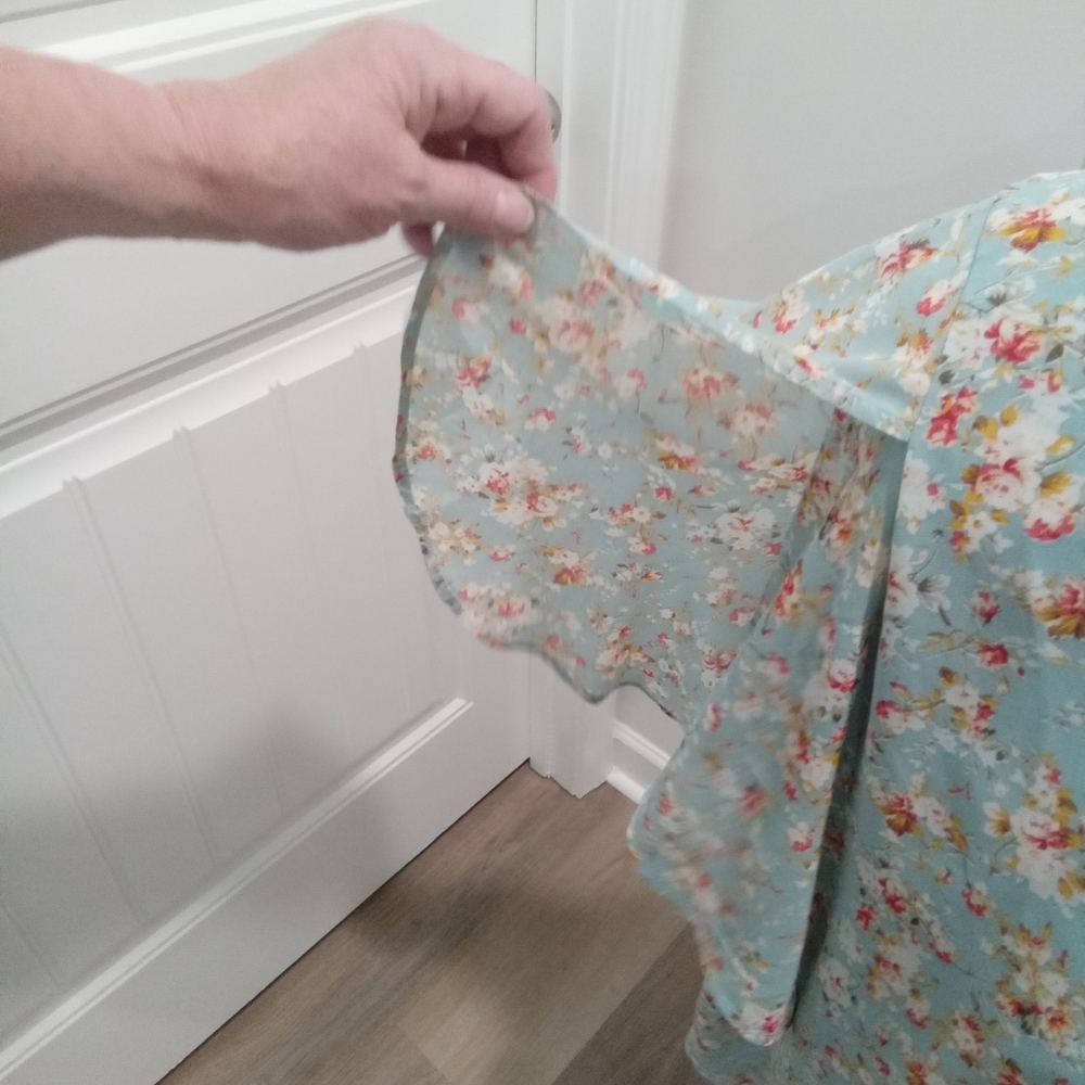 2-$10... Bloomchic Size 22-24 Floral Print Blouse With Flutter Sleeves - Picture 4 of 13